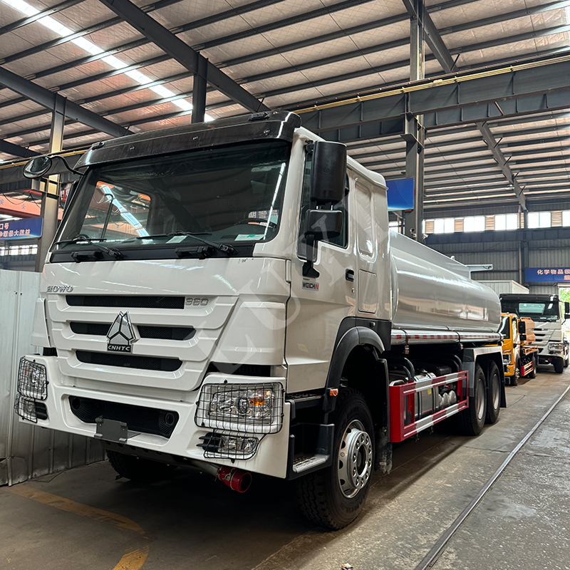 HOWO oil tank truck 25,000 liters. 20,000 liters HOWO 6X4 8x4 Tank Truck 340Oil Tanker Truck