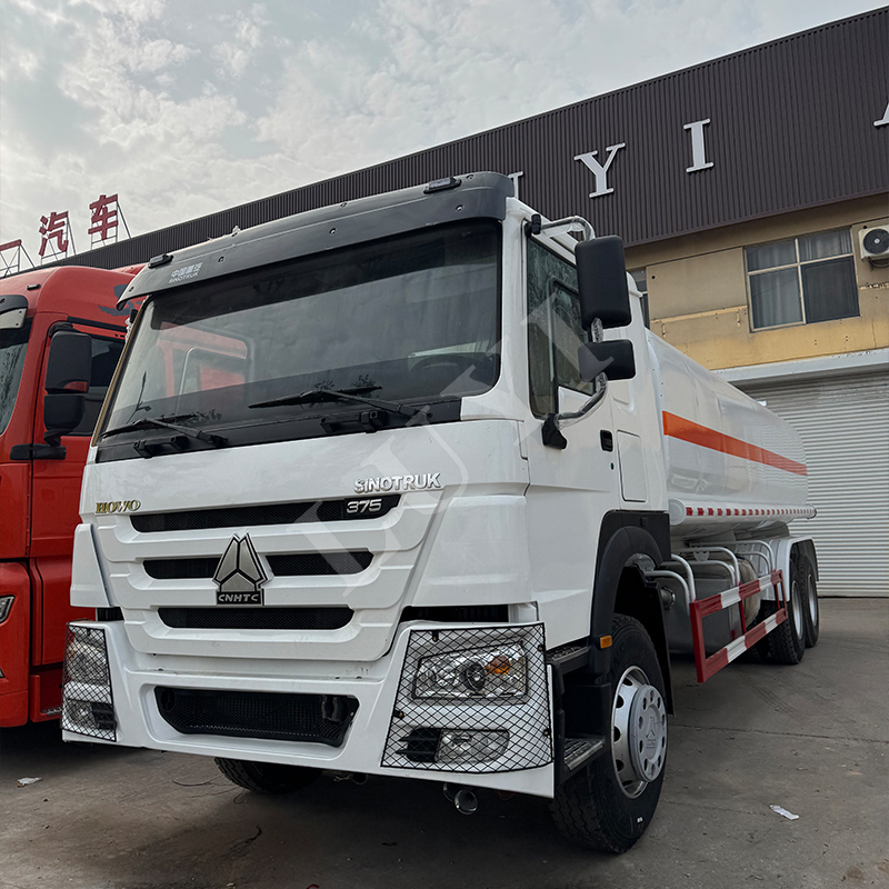 6x4 HOWO 8-bin cargo tanker HOWO oil tank truck 25,000 liters. 20,000 liters HOWO 6X4 8x4 Tank Truck
