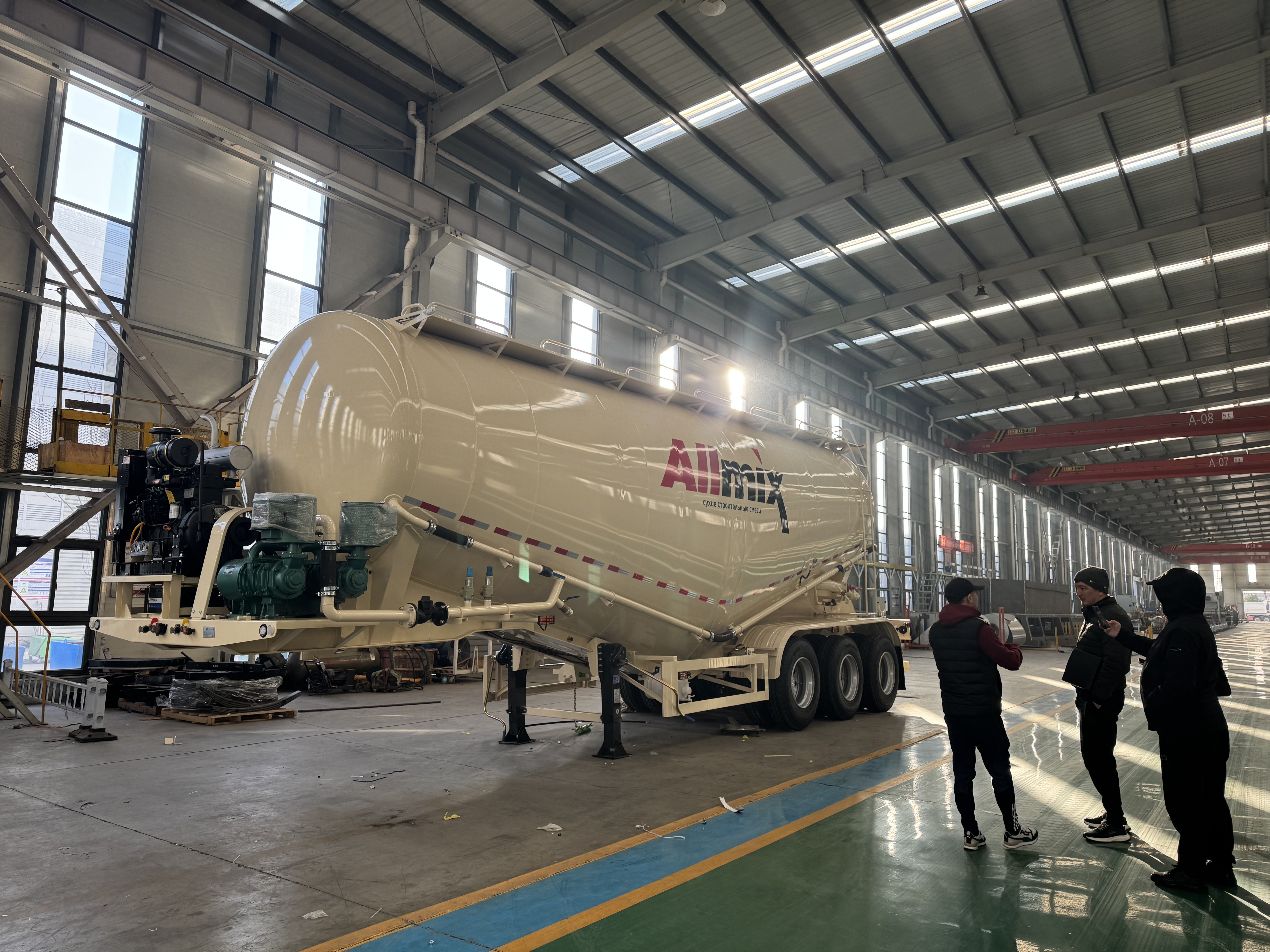 Welcome Kazakhstan customers to visit Luyi car powder tank truck room