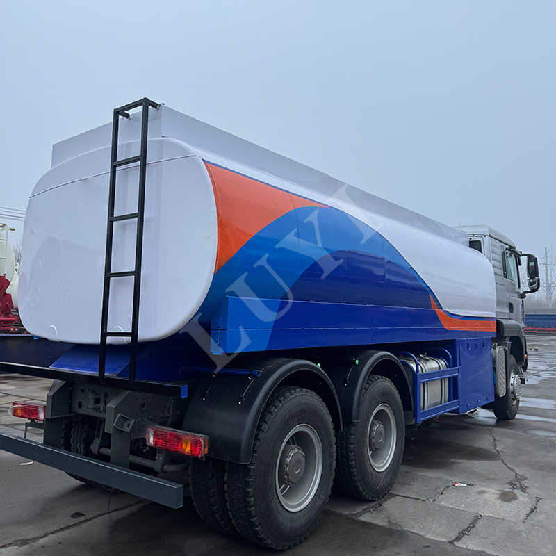 Sinotruk Howo Oil Tank Truck 25,000 Liters 10ton 340hp Tanke