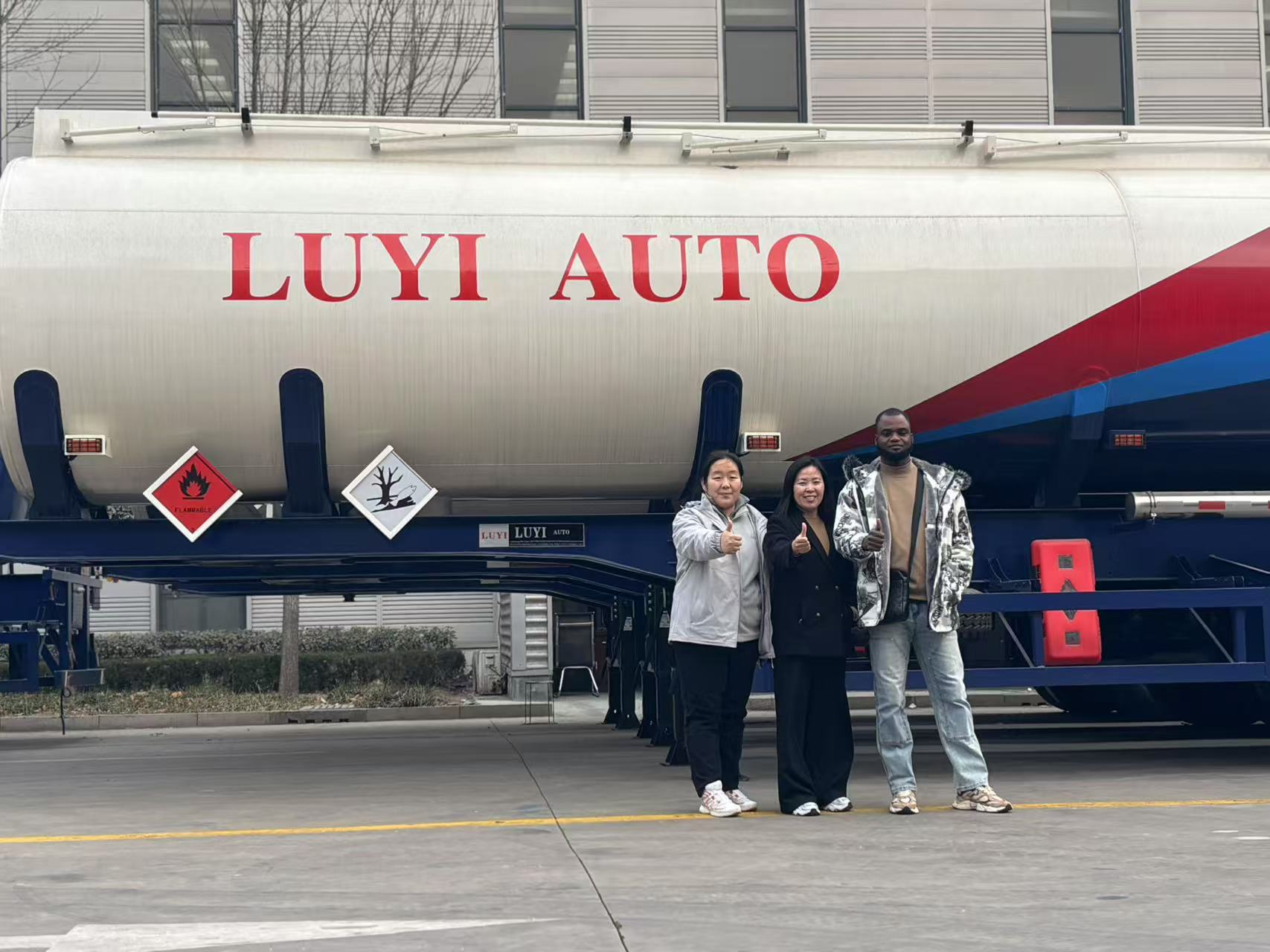 South African Client Visits Our Factory, Successfully Inspects 3-Axle 5-Bin 20,000-Litre Tank Semi-T