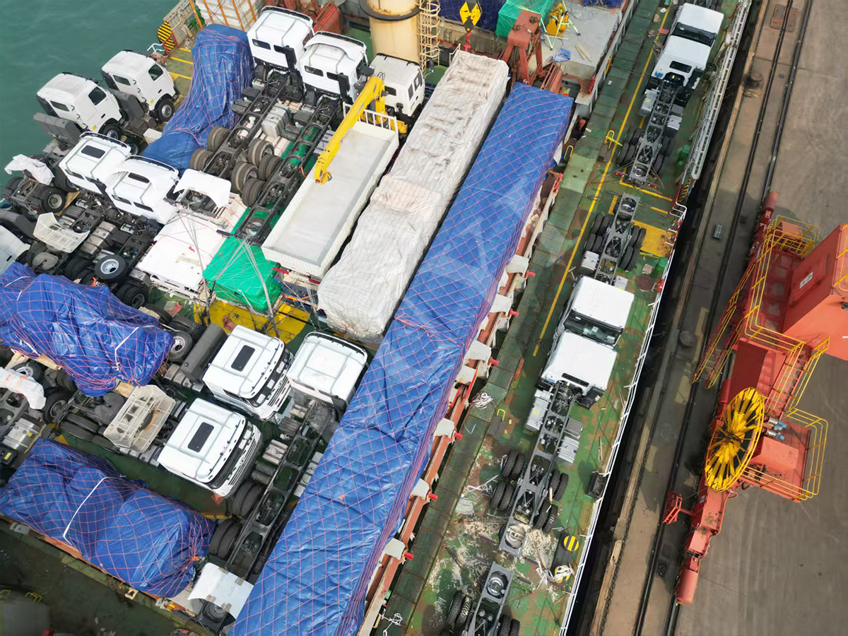 sidewall semi-trailer was hoisted onto the ship at Tianjin Port sent to Sudan