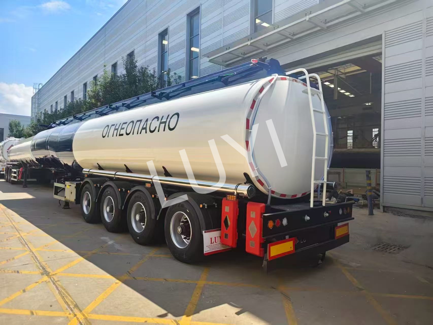 LUYI 4‑Axle Fuel Tank Semi‑tra